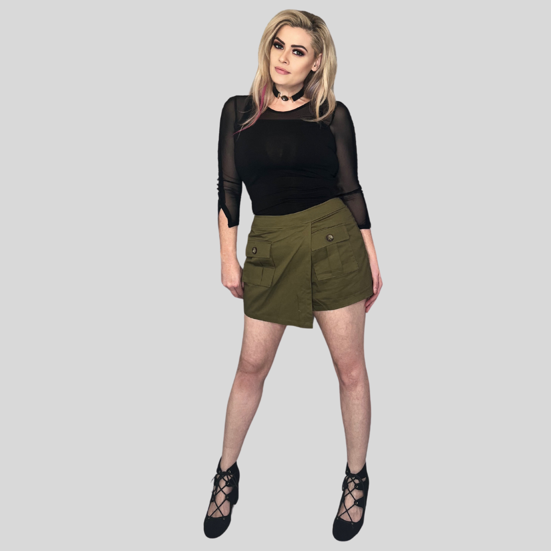 HIGH WAISTED ENVELOPE SKORT WITH CARGO POCKET DETAIL AND BACK ZIPPER