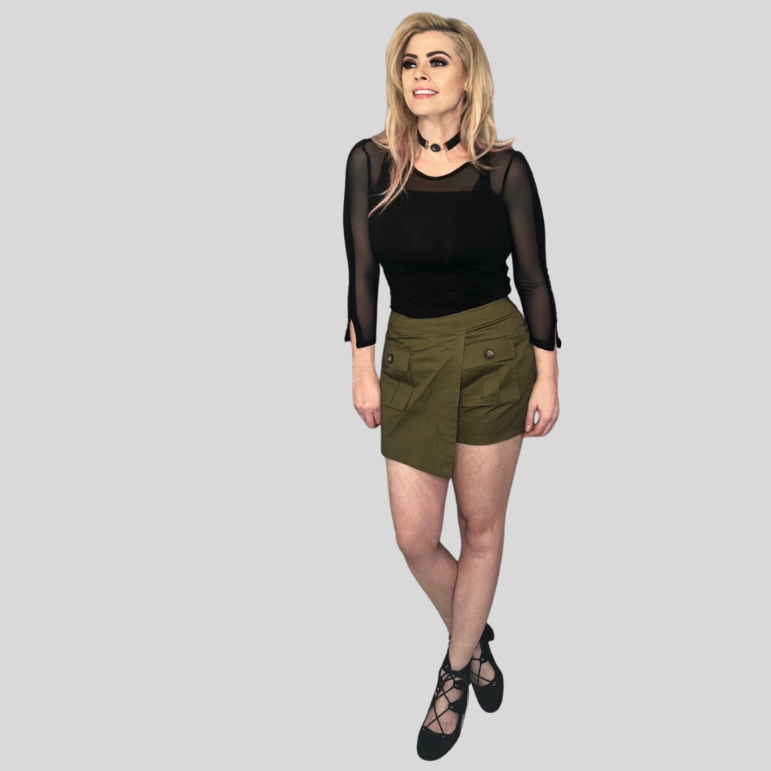 HIGH WAISTED ENVELOPE SKORT WITH CARGO POCKET DETAIL AND BACK ZIPPER