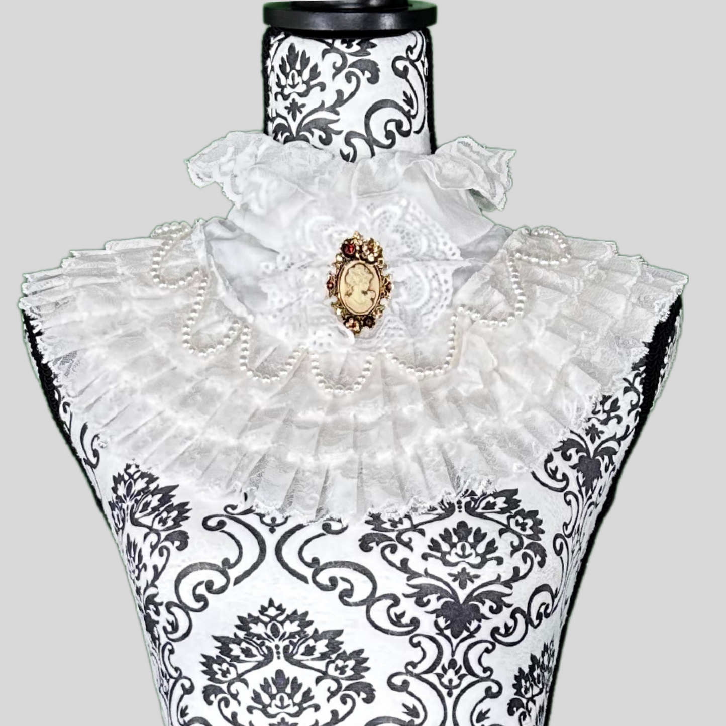 VICTORIAN RUFFLE COLLAR WITH CAMEO